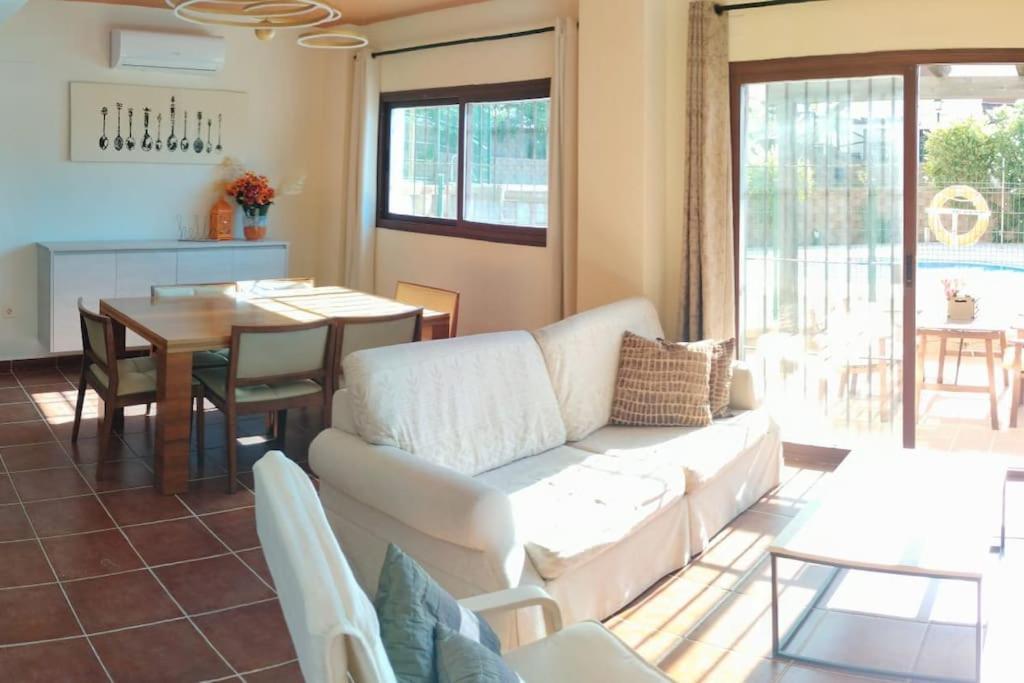 Suite En Sierramagna, Piscina Abierta El Ronquillo Екстер'єр фото